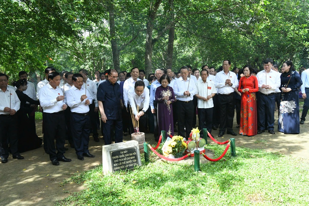 Chủ tịch Quốc hội dâng hương Chủ tịch Hồ Chí Minh tại Khu Di tích Tân Trào - 5 Chủ tịch Quốc hội dâng hương Chủ tịch Hồ Chí Minh tại Khu Di tích Tân Trào - 5