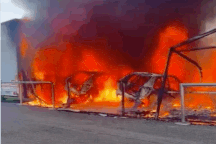 Xe đua điện bốc cháy ngùn ngụt khi đang sạc, nghi liên quan đến pin