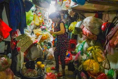 Những phận người khốn khổ ở xóm "nghèo tập thể" tại TPHCM