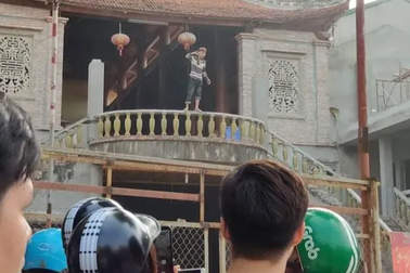 Hà Nội: Nam thanh niên nghi ngáo đá cầm dao tự sát thương mình