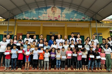 AIA Việt Nam đồng hành cùng người dân vùng bão, lũ