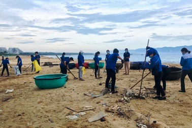 Thanh niên Bình Định tình nguyện vì môi trường biển sạch