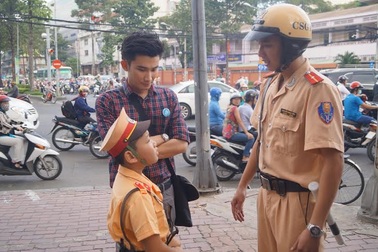 Diễn viên Chí Thiện giúp trẻ em học luật giao thông