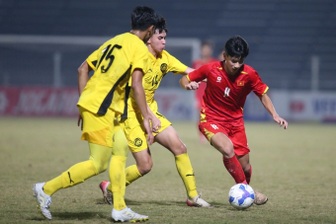 HLV Cklamovski chê bóng đá trẻ Malaysia "mộng du cả thập kỷ"