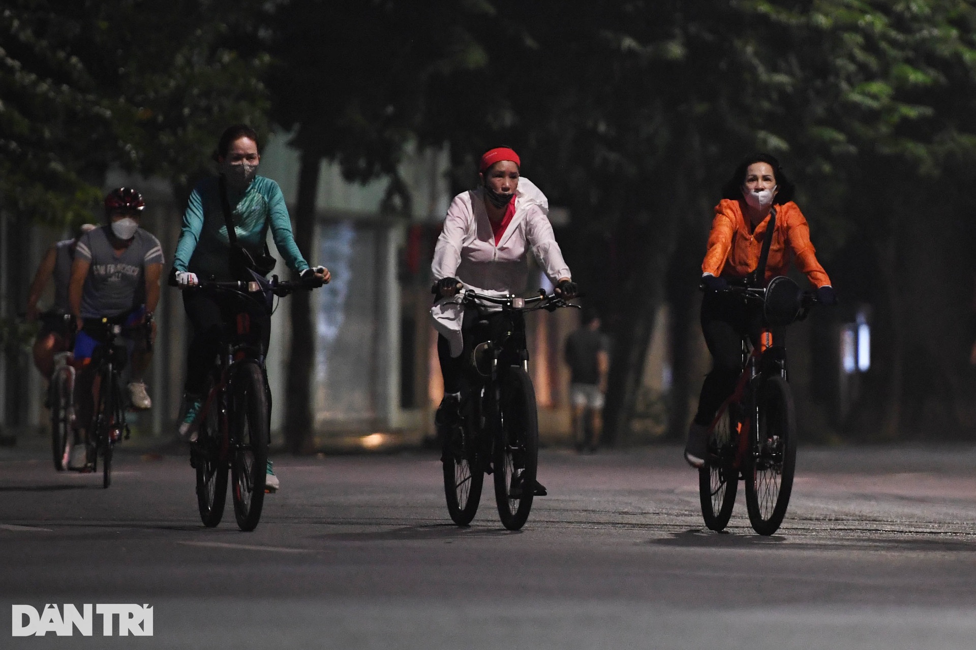 Phớt lờ quy định phòng dịch, người dân đổ ra hồ Gươm tập thể dục sáng - 2 Phớt lờ quy định phòng dịch, người dân đổ ra hồ Gươm tập thể dục sáng - 2