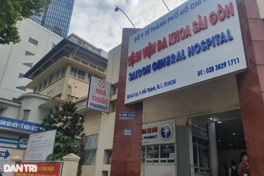 Cây bật gốc đè nhiều người: Nạn nhân gãy xương cố xin ra viện lo cho cháu