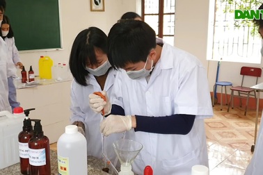 Pha chế dung dịch rửa tay sát khuẩn phòng dịch Covid-19 tại trường