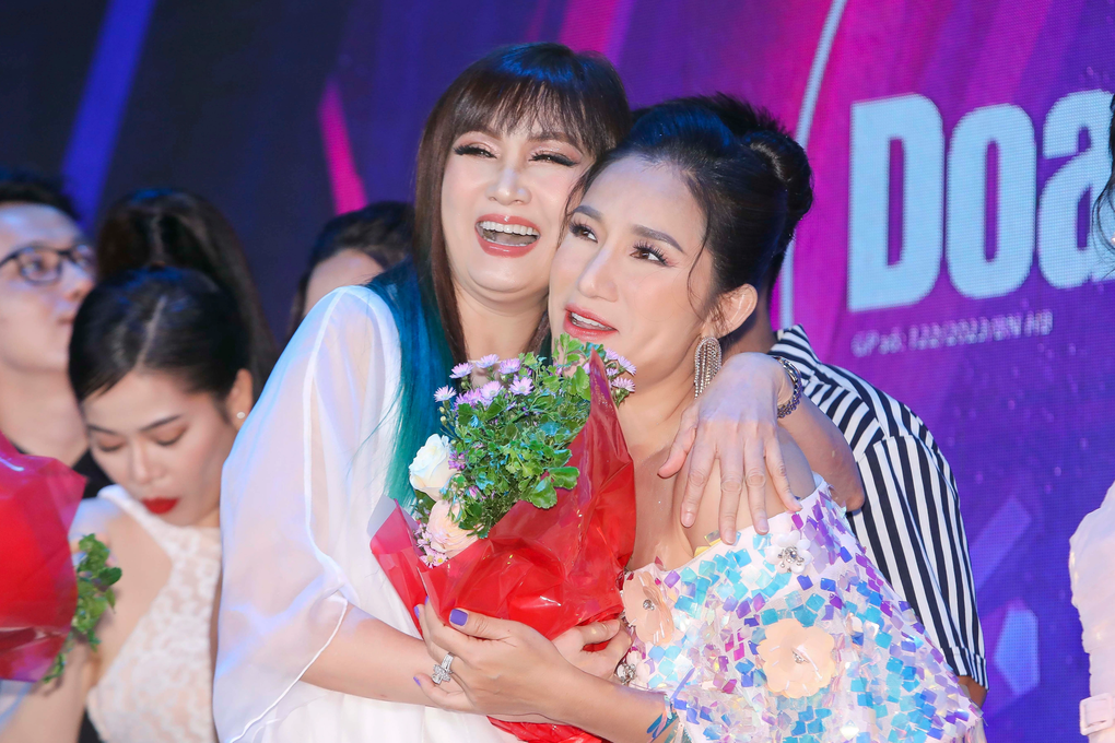 Nữ hoàng ảnh lịch Hiền Mai khoe nhan sắc không tuổi khi làm giám khảo - 3 Nữ hoàng ảnh lịch Hiền Mai khoe nhan sắc không tuổi khi làm giám khảo - 3