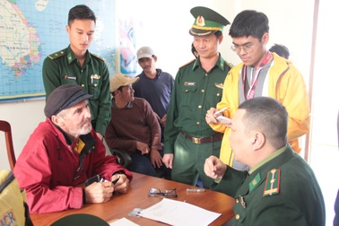 Ngư dân Quảng Ngãi cứu sống tay chơi thuyền buồm Mỹ gặp nạn