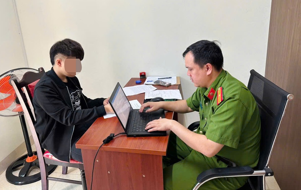 Thanh niên điều khiển xe máy bằng chân, khoe trên TikTok - 2