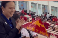 Madam Pang bất ngờ được khán giả Việt tặng quà, nói cảm ơn ở sân Mỹ Đình