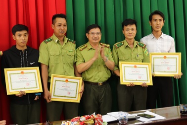 Tặng bằng khen 4 kiểm lâm VQG Yok Đôn dũng cảm truy bắt lâm tặc