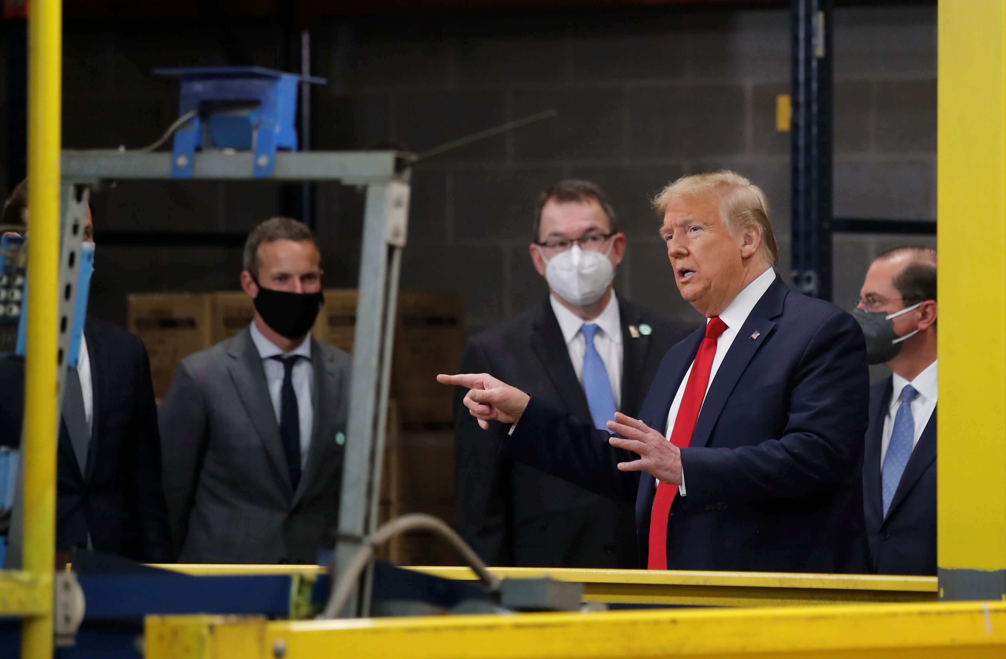 Ông Trump vẫn không đeo khẩu trang giữa nơi đông người - 10 Ông Trump vẫn không đeo khẩu trang giữa nơi đông người - 10