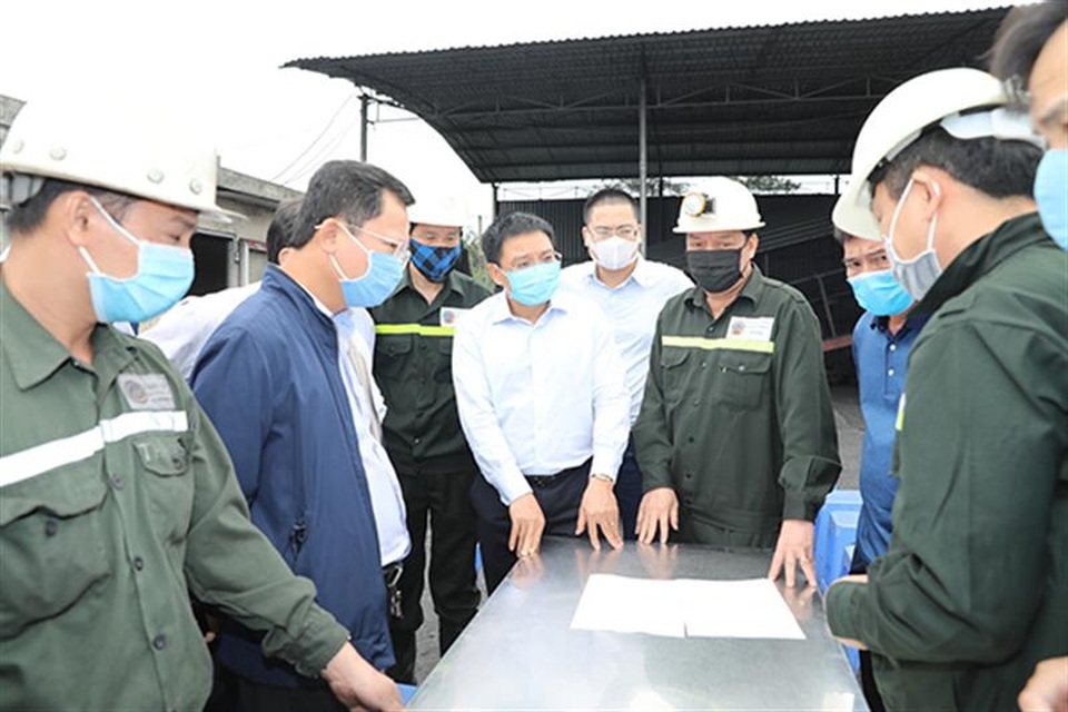 Cứu hộ thành công 6 công nhân mắc kẹt trong lò than - 2 Cứu hộ thành công 6 công nhân mắc kẹt trong lò than - 2