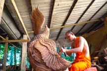 Ngôi chùa cổ ở miền Tây có hàng trăm tác phẩm điêu khắc từ gỗ