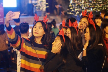 Người Hà Nội chen chân chụp ảnh Giáng sinh giữa thời tiết giá lạnh