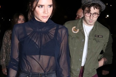 Victoria Beckham diện áo xuyên thấu gợi cảm