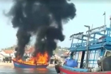 Tàu cá bốc cháy dữ dội khi đang neo đậu gần bờ