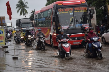 QL1A ách tắc nhiều giờ, kéo dài cả chục cây số