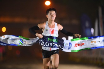 VĐV tranh tài sôi nổi ở giải chạy Standard Chartered Marathon Di sản Hà Nội