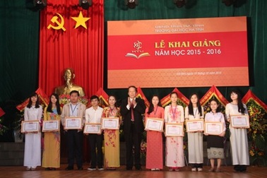 ĐH Hà Tĩnh: Trao 95 suất học bổng đến sinh viên đạt thành tích cao