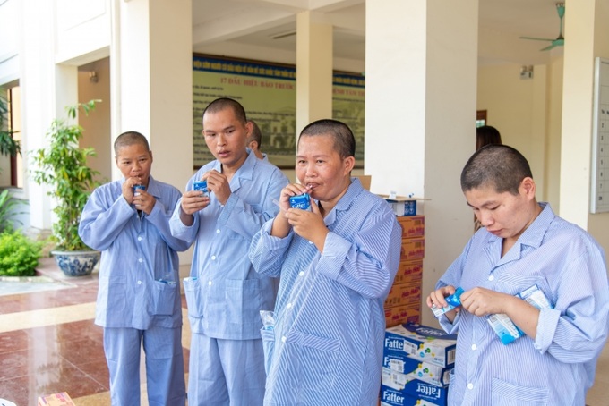 Các bệnh nhân thưởng thức các sản phẩm của nhà tài trợ