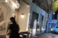 Bốn cô gái TPHCM chụp ảnh ở quán cà phê gây ồn, bị người dân tạt xô nước