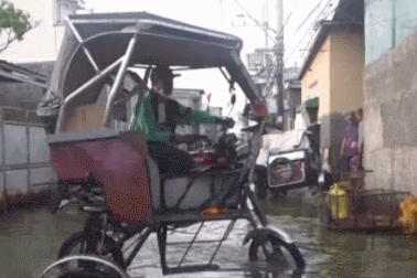 Tài xế "kéo dài chân" cho xe để chống ngập lụt ở Philippines