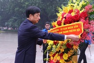 Bí thư Hà Nội Nguyễn Duy Ngọc dâng hoa tại tượng đài Lênin