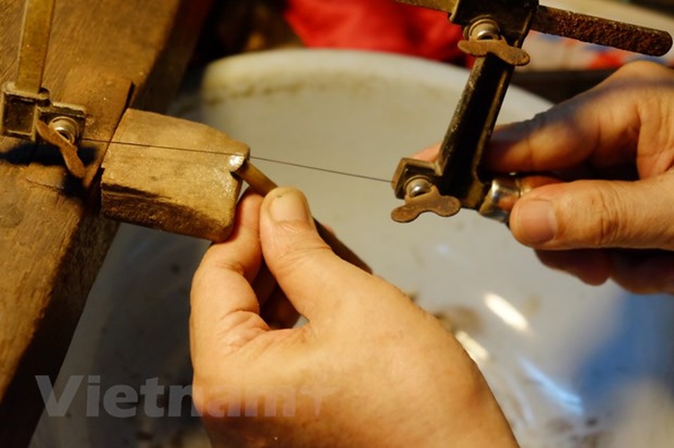 Người lưu giữ nghề chạm bạc truyền thống giữa lòng Hà Nội - 5 Người lưu giữ nghề chạm bạc truyền thống giữa lòng Hà Nội - 5