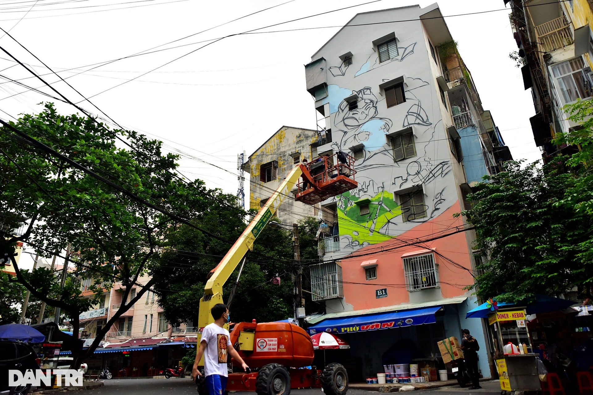 Tranh tường đường phố khổng lồ phủ kín những chung cư cũ ở TPHCM - 1 Tranh tường đường phố khổng lồ phủ kín những chung cư cũ ở TPHCM - 1