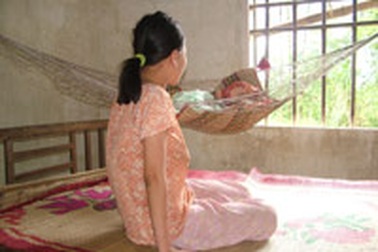 Một cháu bé 13 tuổi mang thai, sinh con