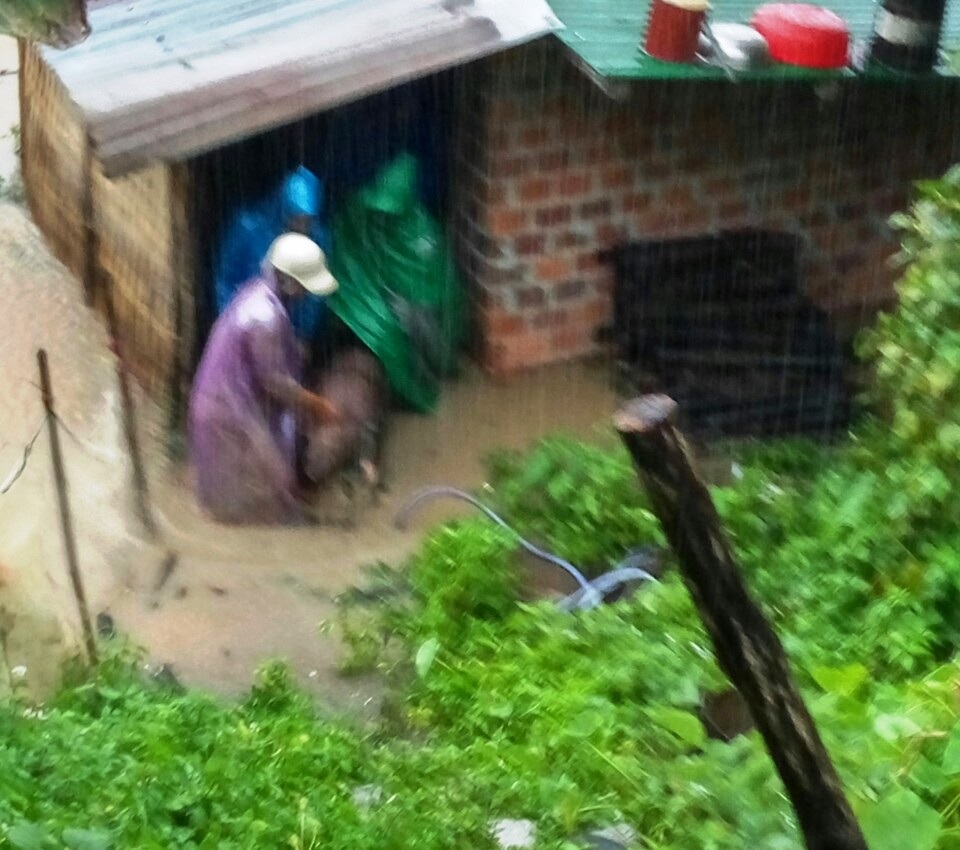  Chính quyền giúp di dời hàng trăm hộ dân cùng tài sản ra khỏi vùng lũ - 4