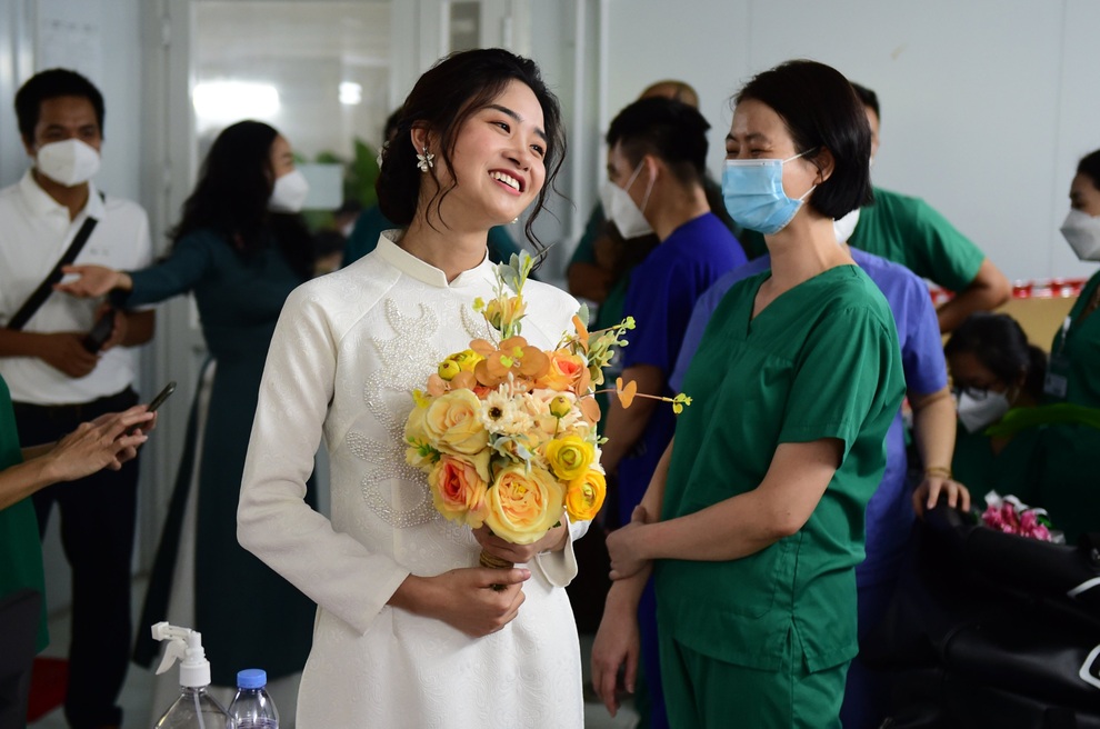 Đám cưới online của nữ điều dưỡng Hà Nội tại bệnh viện dã chiến ở TPHCM - 3 Đám cưới online của nữ điều dưỡng Hà Nội tại bệnh viện dã chiến ở TPHCM - 3