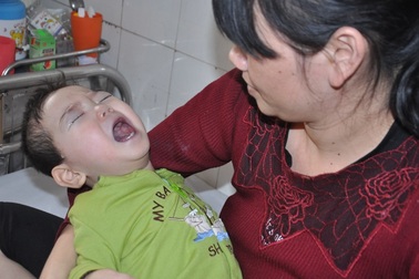 Ánh mắt cầu cứu khẩn cấp của bé gần 2 tuổi bị bại não