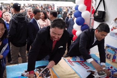 Đại sứ Marc Knapper trổ tài làm tranh tại lễ hội hữu nghị Việt Nam - Mỹ