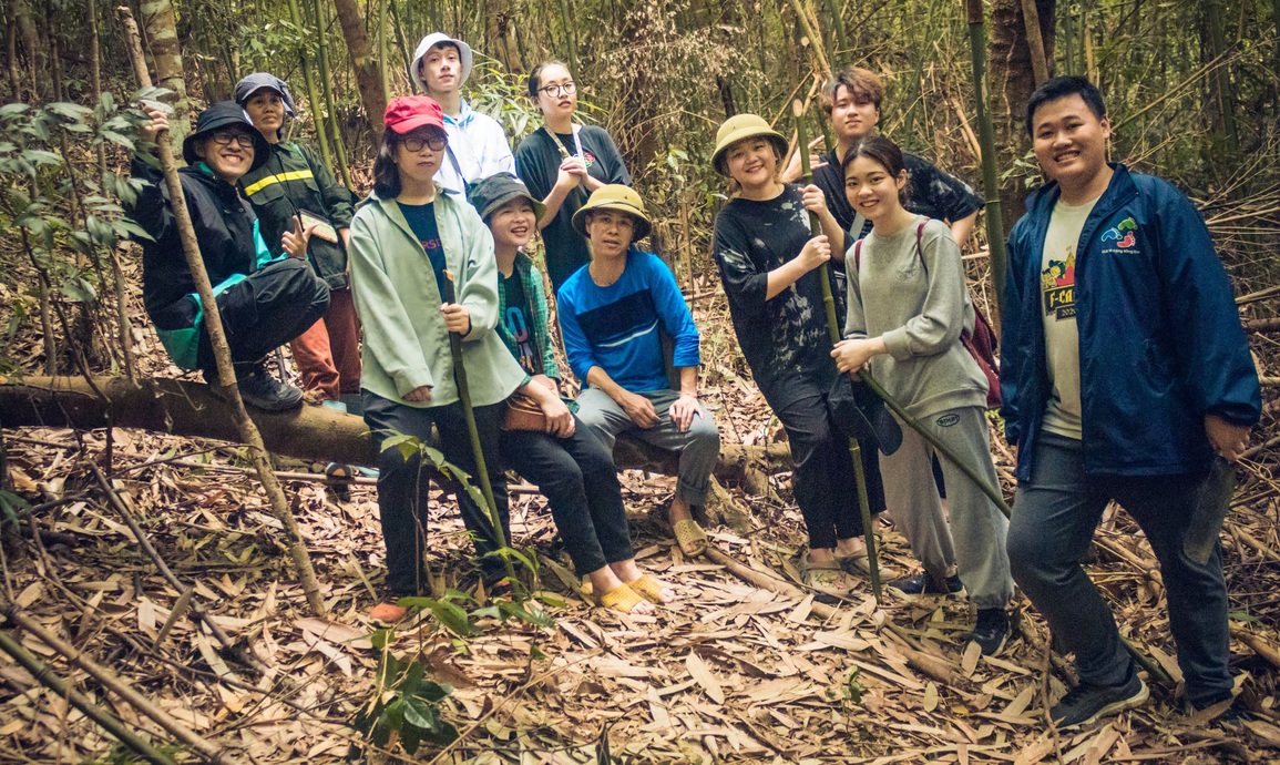 GenZ học tập bằng trồng cây, gom rác, lăn lộn thực tế - 1