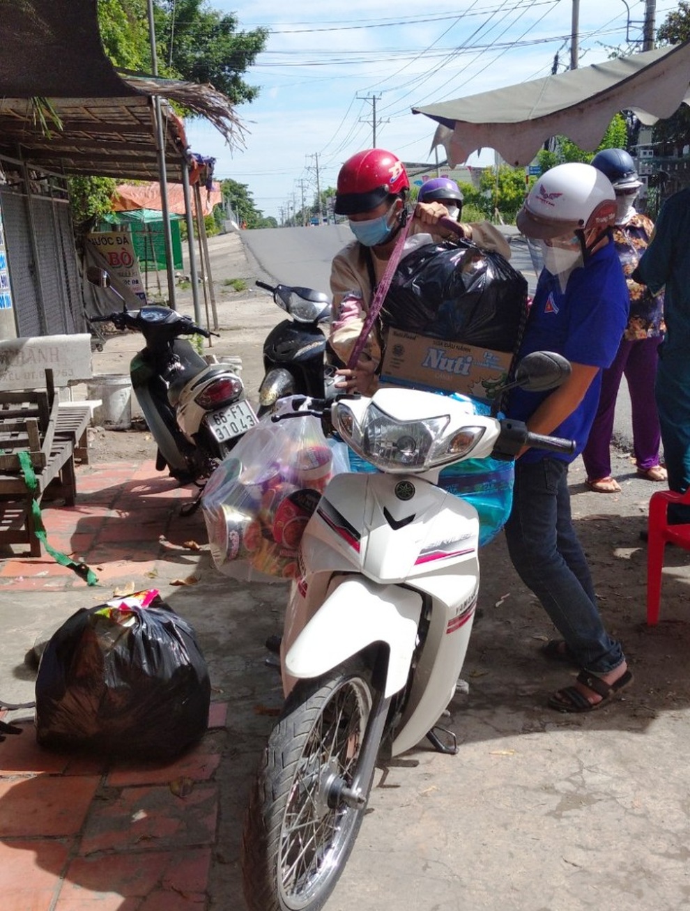 Đội Shipper áo xanh thay dân đi chợ, giúp dân bán nông sản… - 2 Đội Shipper áo xanh thay dân đi chợ, giúp dân bán nông sản… - 2