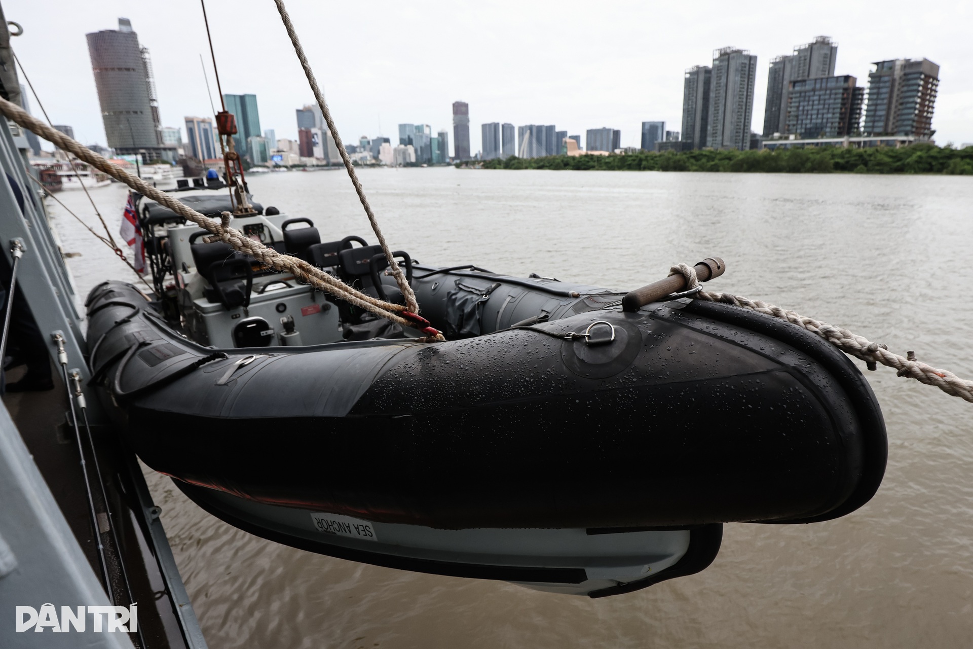 Dàn vũ khí tối tân của tàu Hải quân Hoàng gia Anh vừa cập bến Nhà Rồng - 6