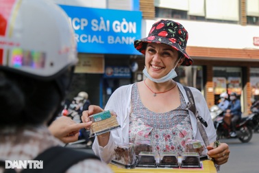 Người phụ nữ châu Âu mưu sinh bằng nghề bán dạo tại TPHCM