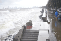 Sông Hàn “no nước”, sóng biển dội mạnh trước giờ bão Fengshen áp sát