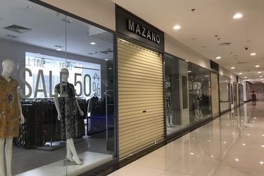 Hết cách ly, cửa hàng trong trung tâm thương mại vẫn lặng im như tờ