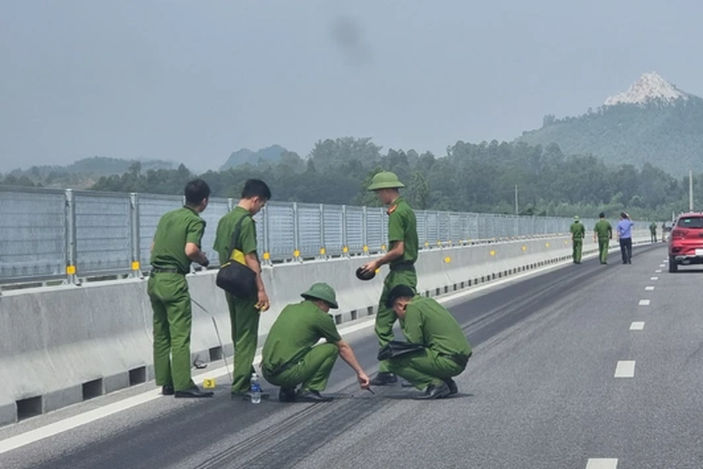 Vụ cao tốc Bắc - Nam nghi bị đổ hóa chất: Công an lấy mẫu giám định - 1 Vụ cao tốc Bắc - Nam nghi bị đổ hóa chất: Công an lấy mẫu giám định - 1