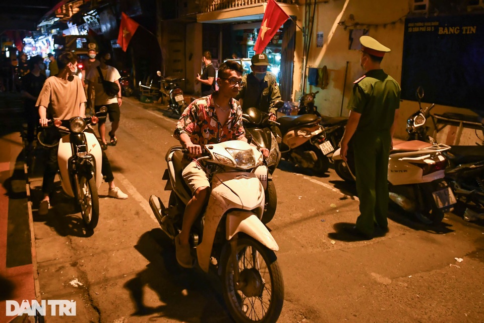 Hà Nội đóng cửa quán bar, karaoke..., phố Tây Tạ Hiện vẫn tấp nập khách - 13 Hà Nội đóng cửa quán bar, karaoke..., phố Tây Tạ Hiện vẫn tấp nập khách - 13