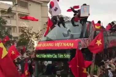 Những người hùng U23 vẫy chào người hâm mộ trên đường Võ Chí Công