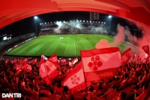 Pháo sáng đỏ rực, phủ kín khán đài sân Lạch Tray ngày đội nhà chia điểm