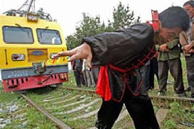 Kéo đầu xe lửa bằng lỗ tai