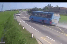 Xe khách lao xuống ruộng, 8 người thương vong