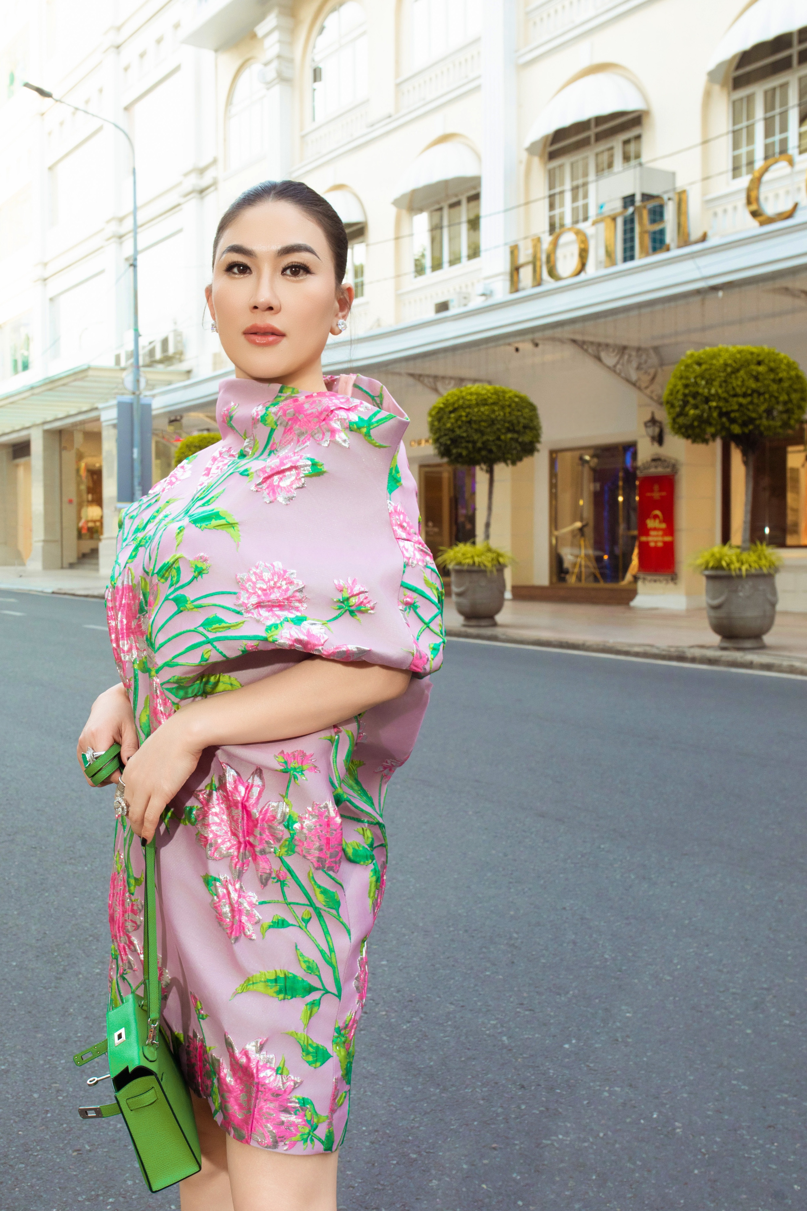 Busana Chau Le Thu Hang menampilkan warna-warna yang mencolok - 4 Châu Lê Thu Hằng phối trang phục màu sắc đầy ấn tượng - 4