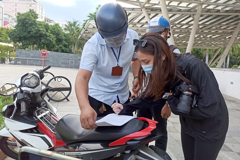 TPHCM: Xử phạt nhiều người không đeo khẩu trang nơi công cộng - 2 TPHCM: Xử phạt nhiều người không đeo khẩu trang nơi công cộng - 2